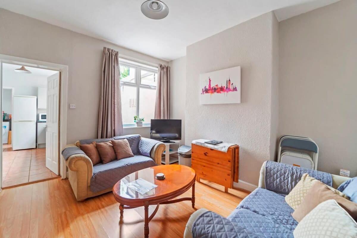 4 Bed Homely Retreat - Вулвергемптон Экстерьер фото