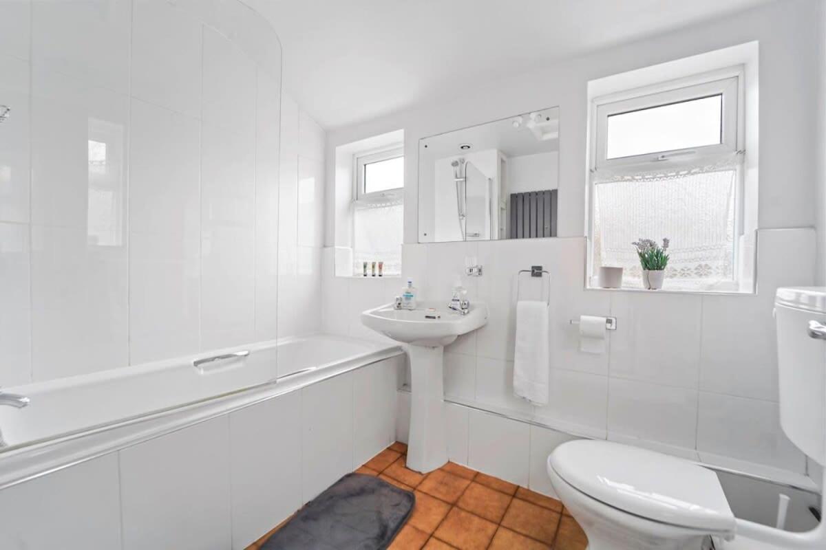 4 Bed Homely Retreat - Вулвергемптон Экстерьер фото