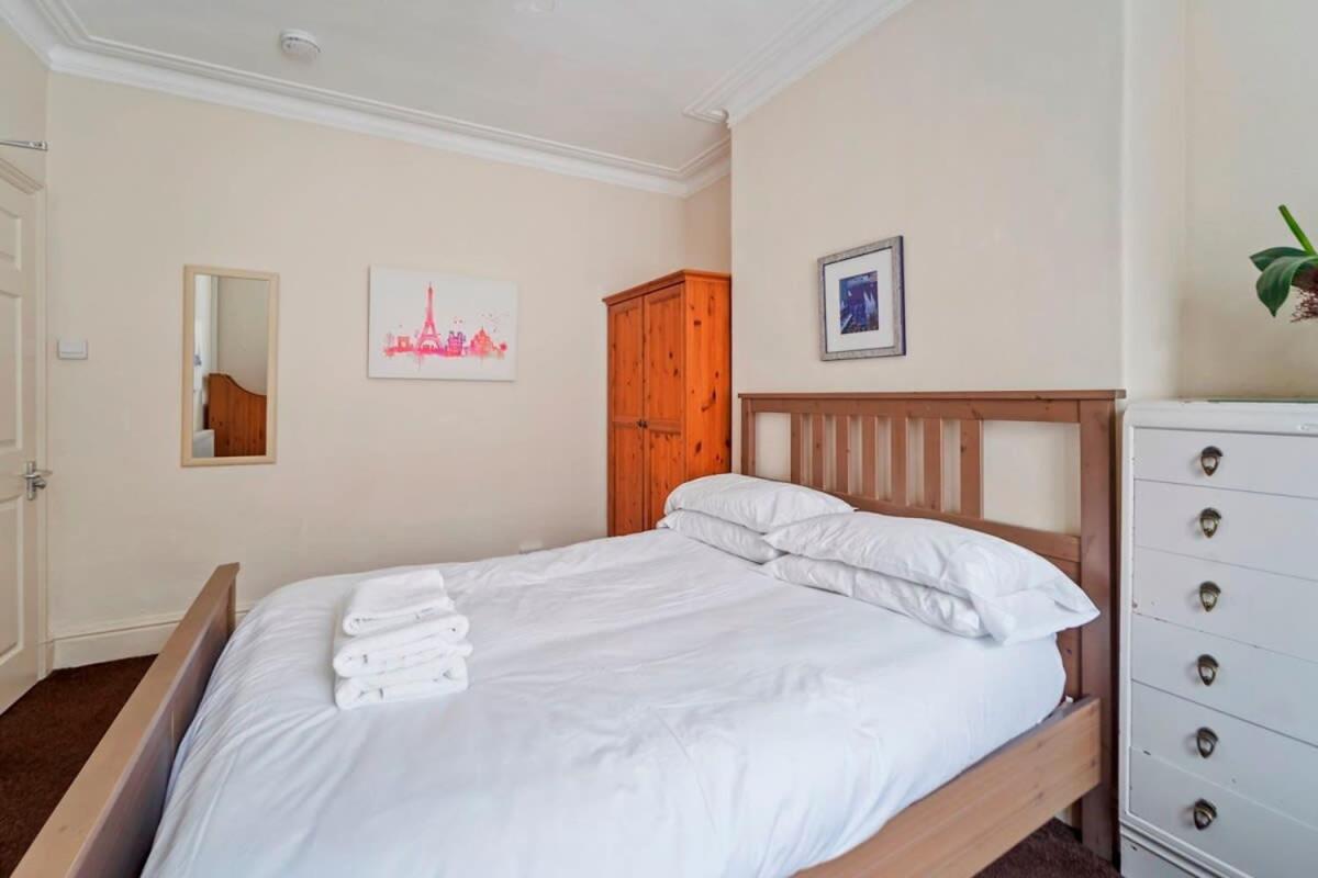 4 Bed Homely Retreat - Вулвергемптон Экстерьер фото