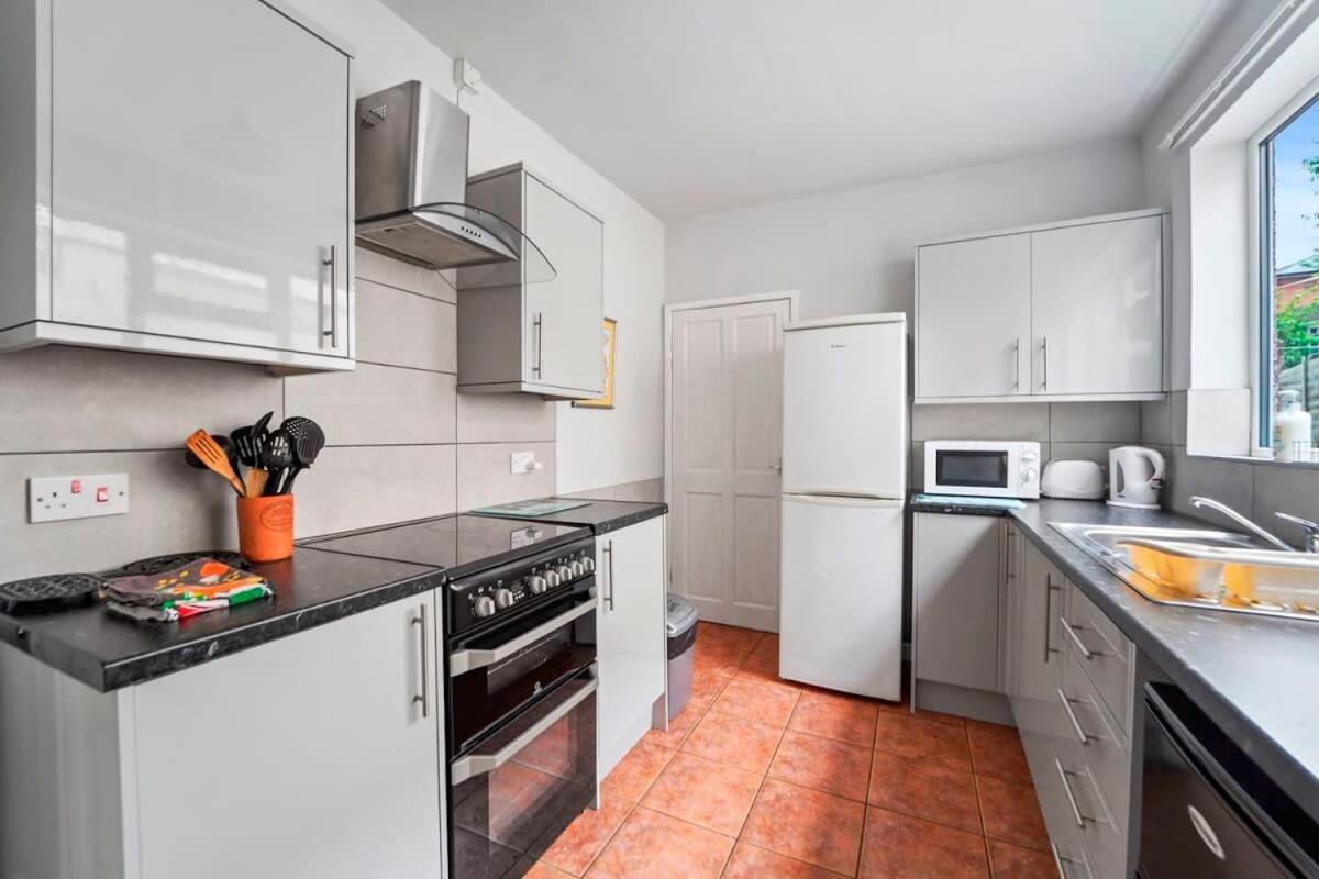 4 Bed Homely Retreat - Вулвергемптон Экстерьер фото